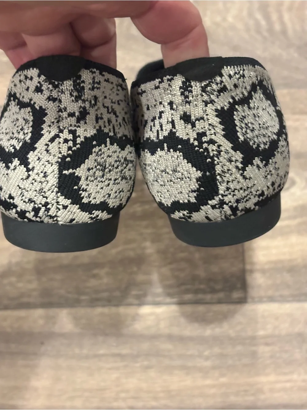 Vivaia Aria Walker Black & Cream Pointed Knit Flats Size 38 NWOT